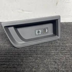 105026812 Bmw 13-18 F30 F32 320i 328i 335i Center Console Aux Usb Port Cover Panel Oem