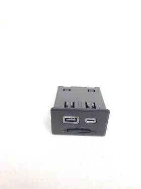 13529869 Cadillac 2019-2023 Xt4 Center Console Usb Ipod Port Media Hub Sd Card Reader Oem
