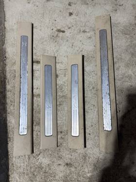 Cadillac 15848362 07-13 Escalade Ext Black/silver Lh Rh Front Rear Interior Door Sill Trim Lwb R