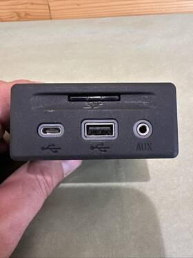 Chevrolet 13529861 2019-2024 Equinox Dash Dashboard Auxiliary Jack Usb Port Media Hub Oem
