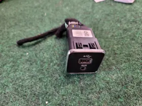 5xg28dx9ac Chrysler 2017-2021 Jeep Compass Console Usb Connector Charging Port Adaptor Aux Oem 6l9