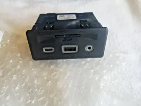 13526278 Gm Auxilliary Port Receptacle Usb Audio Player Pre-owned