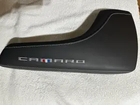 23285302 Gm 2016-2024 Chevrolet Camaro Center Console Storage Lid Leather Armrest Oem