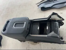 241.gm9523 Gmc 2023 Yukon Xl 1500 Denali Front Center Console