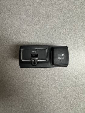 Jeep 07356934240 Renegade Center Console Cover Bezel And Aux Usb Power Outlet Oem 15-18
