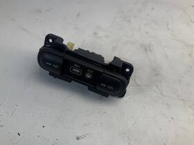 Kia M6110wk 19-21 Forte S Center Console Aux Audio Usb Charging Port 12v Q