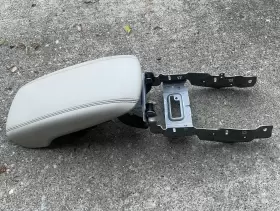 Ej7b-s044c82-a Lincoln 2017-2019 Mkc Center Console Armrest Storage Lid With Bracket Oem