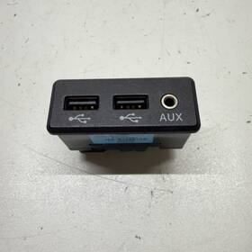 Nissan 795405013 2016-2018 Maxima Dual Aux Usb Port Media Hub Oem
