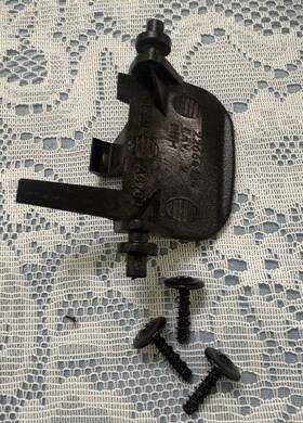 Pontiac 22666126 2005-2010 G6 G-6 Center Console Lid Front Latch Lock Catch Trim
