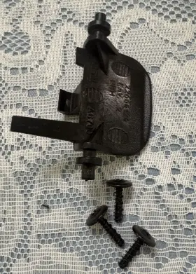 22666126 Pontiac 2005-2010 G6 G-6 Center Console Lid Front Latch Lock Catch Trim