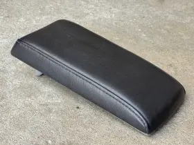 104.450.61 Volkswagen 2002/06 Beetle Center Console Black Armrest Sliding Oem